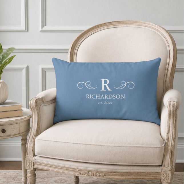 Oreiller lombaire à monogramme bleu (elegant blue custom family monogram est date lumbar pillow)