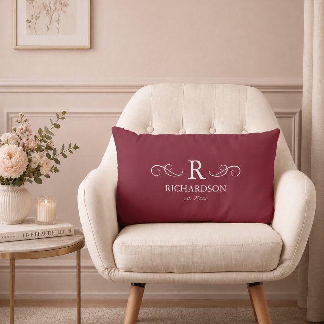 Oreiller lombaire Monogramme rouge (elegant custom family name monogram with est date burgundy red lumbar pillow housewarming gift )
