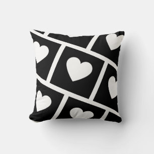 oreiller noir et blanc imprimé au coeur