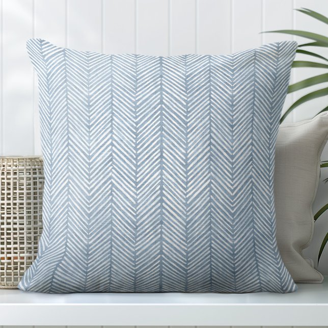 Oreillers à lancer Chevron Côte Bleue (Add one of Totally Coast's stunning Blue Decorative Pillows to your sofa for a coastal resort look.)