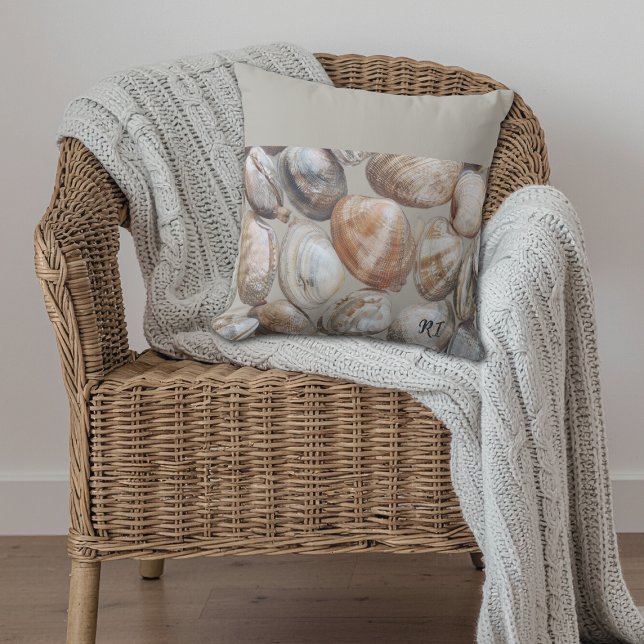 Oreillers de coquilles de palourdes de Rhode Islan (Add a splash of Rhode Island with this casual Quahog Clam throw pillow! )