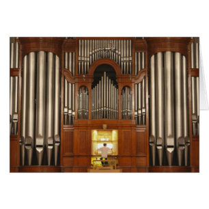 Organiste à la console d'orgue