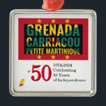 Ornement Carré Argenté 50e anniversaire de l'indépendance du GRENADIAN 20<br><div class="desc">Style, patriotique 2024 GRENADIAN 50th Anniversary Independence Metal Ornement with CUSTOMIZABLE TEXT pour célébrer le 50th ANNIVERSAIRE DE L'INDÉPENDANCE DE GRENADIAN en 2024. Le design montre GRENADA, CARRIACOU et PETITE MARTINIQUE avec 50 en gras typographie rouge et les années 1974 - 2024 en noir. Tout le texte en bas est...</div>