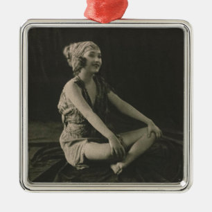 Ornement Carré Argenté Aimer une pauvre fille assise les jambes croisées