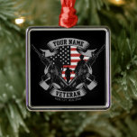 Ornement Carré Argenté Ancien combattant américain personnalisé Fière Vet<br><div class="desc">Drapeau Vétérinaire Américain Fière Vet USA avec des soldats avec armes à feu et Drapeau américain design. Personnalisé avec votre nom,  texte personnalisé et emplacement! Un cadeau parfait pour cette personne spéciale dans votre vie!</div>