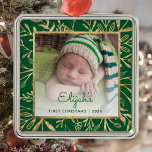 Ornement Carré Argenté Bébés 1er Noël Photo Green Gold Foliage<br><div class="desc">Célébrez le premier Noël du bébé avec ce magnifique ornement de gardien. Remplacez facilement l'exemple d'image par votre photo préférée et customisez-le avec le nom du bébé en caractères verts et l'année ci-dessous. Un dégradé blanc aide à faire apparaître le texte. La photo est mise en scène par un cadre...</div>