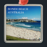 Ornement Carré Argenté Bondi beach<br><div class="desc">Un ornement de luxe carré avec une image de Bondi Beach ou Bondi Bay, une plage populaire et le nom de la banlieue environnante à Sydney, Nouvelle-Galles du Sud, Australie. Texte facultatif. Bondi Beach est situé à 7 km à l'est du quartier central des affaires de Sydney, dans la zone...</div>