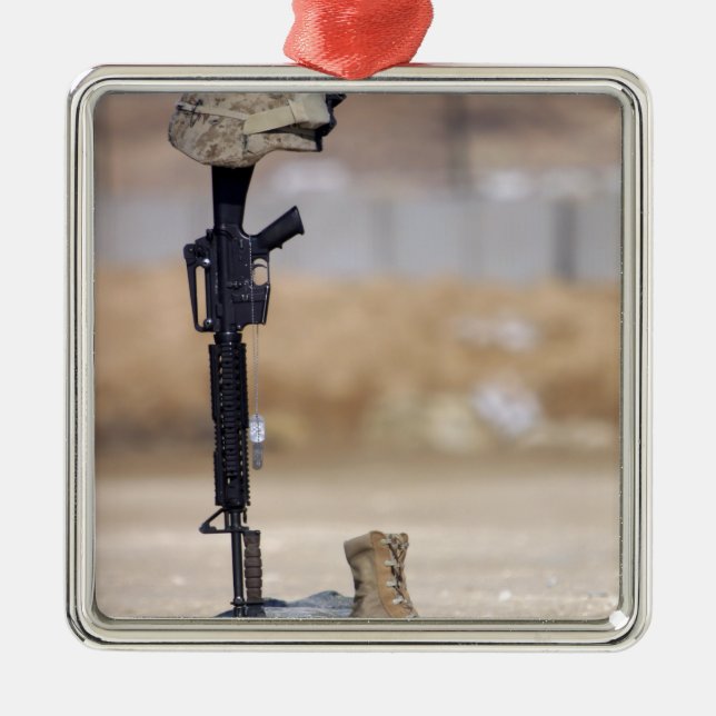 Ornement Carré Argenté Bottes, fusils, étiquettes de chien et casque de p (Devant)