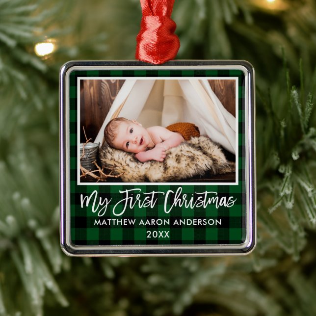 Ornement Carré Argenté Brosse Script Vert Plaid Baby First Christmas (Arbre)