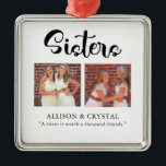 Ornement Carré Argenté Calligraphie des soeurs 2 Photo Collage Citation d<br><div class="desc">Moderne et élégant Sisters 2 photo collage ornement personnalisé. Fonctionne le texte à la main lettrage et la police de script de style calligraphie. Ce panneau de boîte en bois fait un grand cadeau pour les soeurs.</div>
