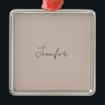 Ornement Carré Argenté Calligraphie Élégante Plaque Nom simple<br><div class="desc">Vous recherchez une belle calligraphie avec une écriture esthétique ? Ce design simple et attrayant est fait pour vous. Ce produit impressionne immédiatement ceux qui le voient. Le design raffiné et de bon goût reflétera immédiatement la qualité de votre relation et de votre famille.</div>