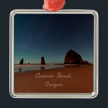 Ornement Carré Argenté Cannon Beach Oregon Haystack Rock<br><div class="desc">Cannon Beach Oregon Haystack Rock Belle photo de plage nocturne avec étoiles sur l'océan.</div>