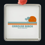 Ornement Carré Argenté Carolina Beach Caroline du Nord Sun Palm Trees<br><div class="desc">Depuis la fin des années 1800,  les voyageurs profitent de la plage de Carolina et de sa promenade. Au fil des ans,  cette passerelle en bois,  réservée aux piétons,  s'est étendue et comprend de nombreux magasins,  restaurants et un parc d'attractions.</div>