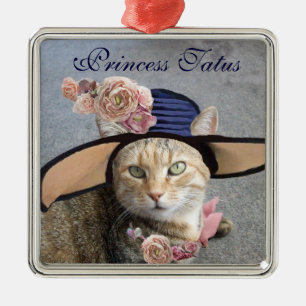 ORNEMENT CARRÉ ARGENTÉ CHAT ÉLÉGANT AVEC UN GRAND CHAPEAU DE DIVA, ROSES