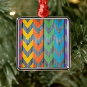 Ornement Carré Argenté Chevron Motif On Wood Texture par Shirley Taylor