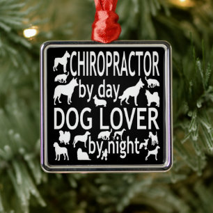 Ornement Carré Argenté Chiropractor aime les chiens