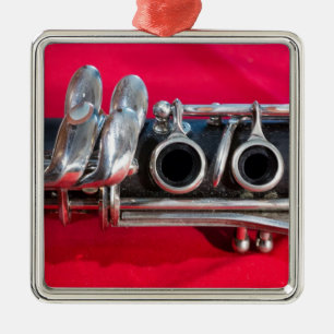 Ornement Carré Argenté Clarinet en rouge