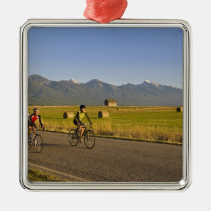 Ornement Carré Argenté Cyclistes sur route descendent une route rurale