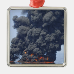 Ornement Carré Argenté Des nuages sombres de fumée et de feu émergent 2