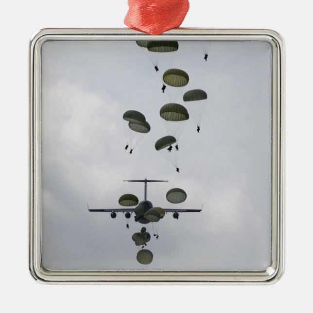 Ornement Carré Argenté Des soldats de l'armée sautent d'un C-17 Globemast (Devant)