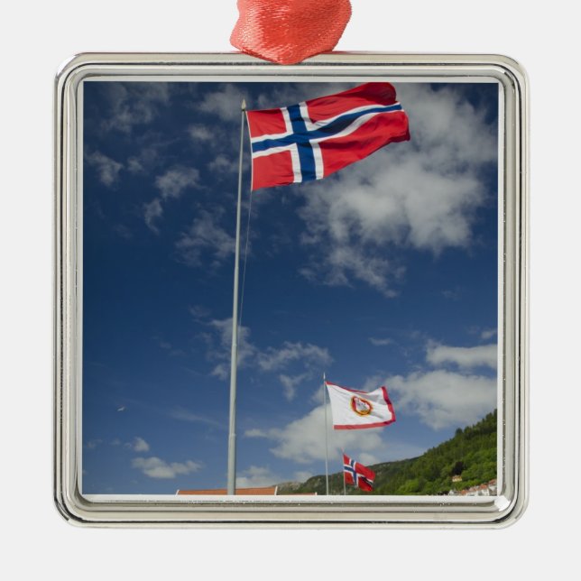 Ornement Carré Argenté Downtown historic port area of Bergen wth flags (Devant)