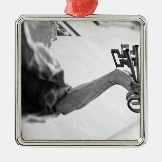 Ornement Carré Argenté Europe, Autriche, Salzbourg. Statue avec clés (Devant)