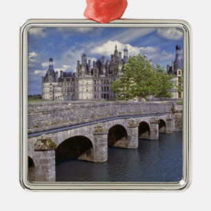 Ornement Carré Argenté Europe, France, Chambord. Un pont de pierre mène