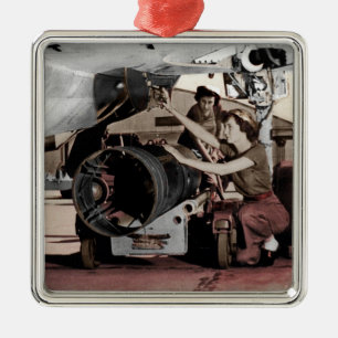 Ornement Carré Argenté Femmes 2ème guerre mondiale travaillant dans un av