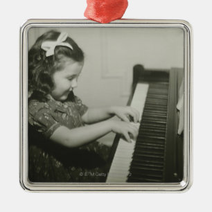 Ornement Carré Argenté Fille jouant le piano