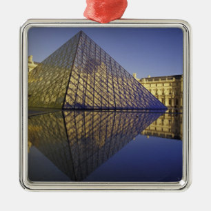 Ornement Carré Argenté FRANCE, Paris Reflet, Pyramide. Le Louvre