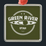 Ornement Carré Argenté Green River Utah Kayak<br><div class="desc">En empruntant ses sources situées dans le Wind River Range du Wyoming,  la puissante rivière Green descend dans l'Utah,  s'écoule vers l'est jusqu'au Colorado,  puis revient à travers l'Utah en traversant un sentier à travers un paysage dramatique et varié de montagnes,  canyons et désert sur 110 km.</div>