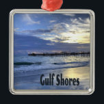 Ornement Carré Argenté Gulf Shores Alabama Beach Sunrise Pier<br><div class="desc">Gulf Shores Alabama Beach Sunrise PierBelle plage sur les Gulf Shores en Alabama avec les vagues arrivant sur la côte alors que le soleil se lève u=dans le ciel avec les nuages et le ciel bleu.  L'embarcadère dans la arrière - plan offre un cadre paisible.</div>