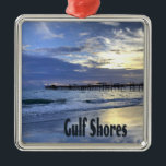 Ornement Carré Argenté Gulf Shores Alabama Beach Sunrise Pier<br><div class="desc">Gulf Shores Alabama Beach Sunrise PierBelle plage sur les Gulf Shores en Alabama avec les vagues arrivant sur la côte alors que le soleil se lève u=dans le ciel avec les nuages et le ciel bleu.  L'embarcadère dans la arrière - plan offre un cadre paisible.</div>