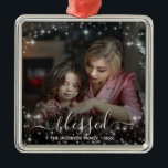 Ornement Carré Argenté Heureux. Festive Stars Photo Overlay Noël<br><div class="desc">Ce magnifique ornement de Noël vous propose votre photo pleine image entourée d'une abondance d'étoiles scintillantes blanches festives. La légende dit : béni - écrit dans un élégant script d'écriture manuscrite. Il y a de la place pour votre nom et l'année. Beau comme un cadeau ou un jour de vacances...</div>