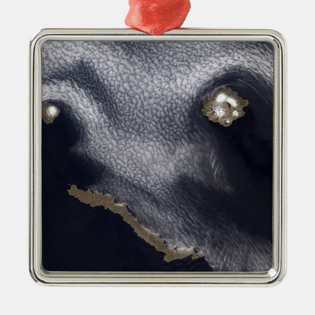 Ornement Carré Argenté Image satellite de l'île de Semisopochnoi (Devant)