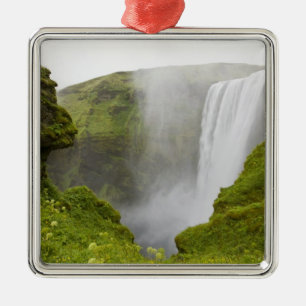 Ornement Carré Argenté Islande. La cascade de Skogarfoss plonge sur une