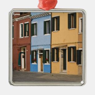 Ornement Carré Argenté Italie, Burano. Rangée colorée de maisons et vide