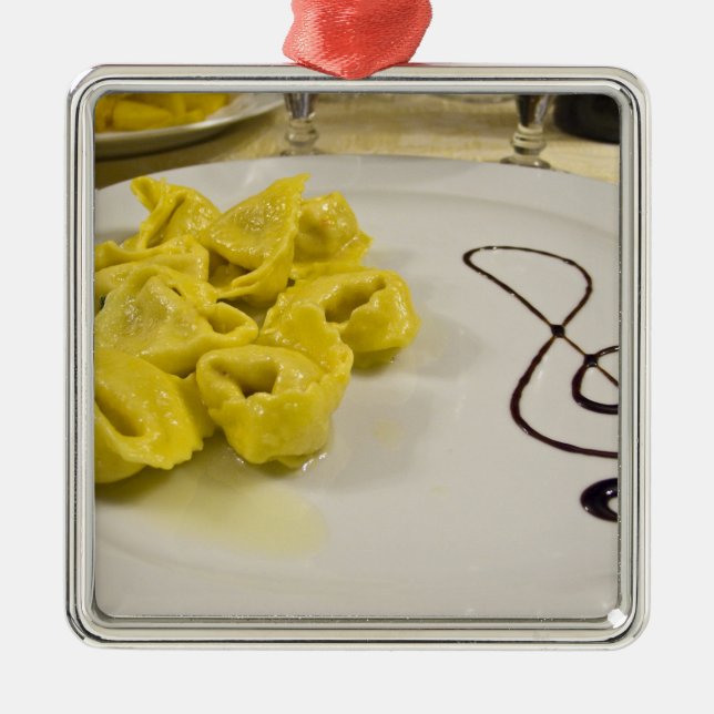 Ornement Carré Argenté Italie, Cento. Une assiette de tortellini au froma (Devant)