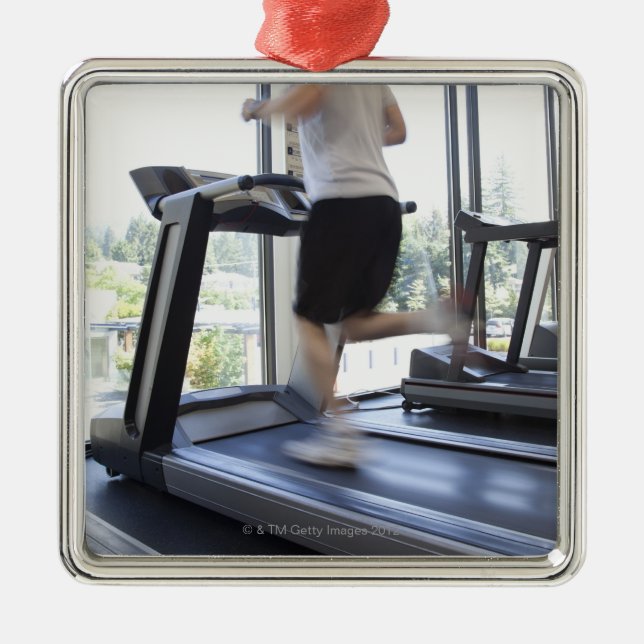 Ornement Carré Argenté Jeune homme courant sur un tapis roulant au club (Devant)