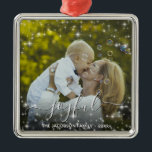 Ornement Carré Argenté Joyeux Noël amusant étincelles Photo de vacances<br><div class="desc">Ce magnifique ornement de Noël présente un design amusant avec des étincelles ou des étoiles superposées sur votre photo. La légende dit Joyful, et il y a de l'espace pour votre nom et la date. Simple, élégant, fantaisiste et élégant, c'est un excellent moyen d'envoyer des vacances ou d'acheter comme un...</div>