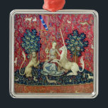 Ornement Carré Argenté La Dame et la licorne, Vue<br><div class="desc">La Dame et la licorne, Vue (La Dame a la licorne, La vue) Tapisserie médiévale (vers 1500). Cette tapisserie fait partie d'une série de six. Chaque tapisserie présente une dame médiévale dans différentes poses. Chaque scène représente l'un des cinq sens, ainsi qu'une sixième scène intitulée Mon Seul Desir (mon seul...</div>