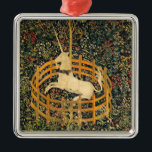 Ornement Carré Argenté La licorne en captivité<br><div class="desc">Ornement avec la tapisserie médiévale La licorne en captivité (1495-1505). La septième tapisserie de The Unicorn Tapestries, également connue sous le nom de The Unicorn Rests in a Garden, montre une licorne blanche avec un collier bleu assis à l'intérieur d'une clôture. L'herbe verte et de belles fleurs entourent la licorne....</div>