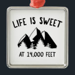Ornement Carré Argenté La Vie Est Douce À 4 000 Pieds<br><div class="desc">Ce sont les plus hautes montagnes du Colorado,  de Californie et de l'Etat de Washington. Ils t'appellent - sors et monte !</div>