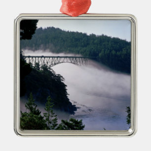Ornement Carré Argenté Le brouillard dérive sous le pont Deception Pass à