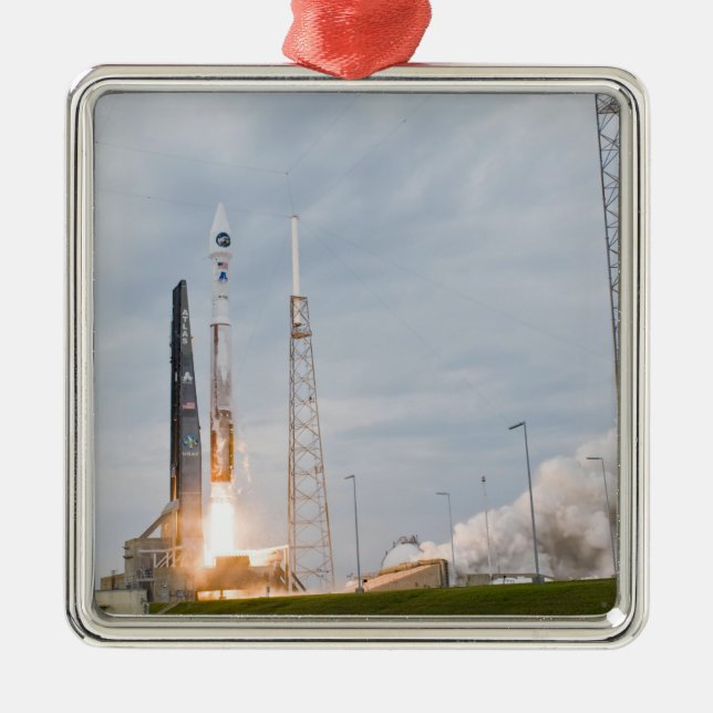 Ornement Carré Argenté Le feu et la fumée signalent le décollage (Devant)