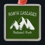 Ornement Carré Argenté Le Parc national de North Cascades<br><div class="desc">Le Parc National des Cascades du Nord n'est pas comme les autres. Washington Pass,  Maple Pass,  le Blue Lake Trail,  ça surprend à chaque virage. Montrez votre passion pour la nature sauvage éloignée et votre amour pour ce parc!</div>