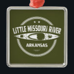 Ornement Carré Argenté Little Missouri River Arkansas Kayak<br><div class="desc">La rivière Little Missouri commence dans l'ouest de l'Arkansas,  au sud-est de Mena,  et traverse librement les montagnes Ouachita et les zones pittoresques de la forêt nationale Ouachita,  qui comprennent les chutes Little Missouri et les aires de loisirs Albert Pike.</div>