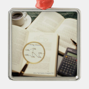 Ornement Carré Argenté Loupe agrandissant le diagramme moléculaire