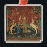 Ornement Carré Argenté Madame et la licorne : 'Taste<br><div class="desc">Madame et la licorne de l'école française : Le "goût" a placé chez Musee National du Moyen Age et DES Thermes de Cluny,  Paris. La Madame et la licorne : Le "goût" a été créé autour du XVème siècle.</div>