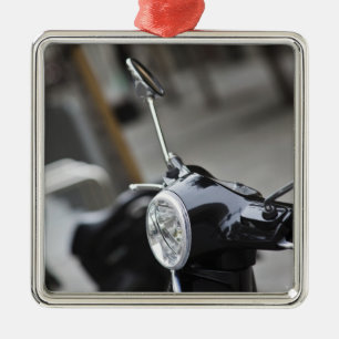 Ornement Carré Argenté Madrid, scooter noir Vespa